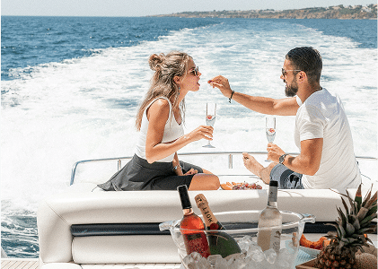 Unser Concierge-Service erfüllt Ihre Wünsche - egal, ob Helikopterflug, privater DJ oder Candle-Light-Dinner.